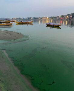 Sông Ấn Độ bất ngờ chuyển màu kinh dịch, khiến dân mạng sửng sốt