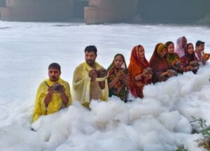 Sông Ấn Độ bất ngờ chuyển màu kinh dịch, khiến dân mạng sửng sốt