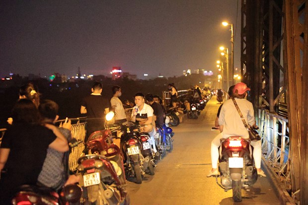 Bất chấp khuyến cáo, người dân ngang nhiên tụ tập tại cầu Long Biên