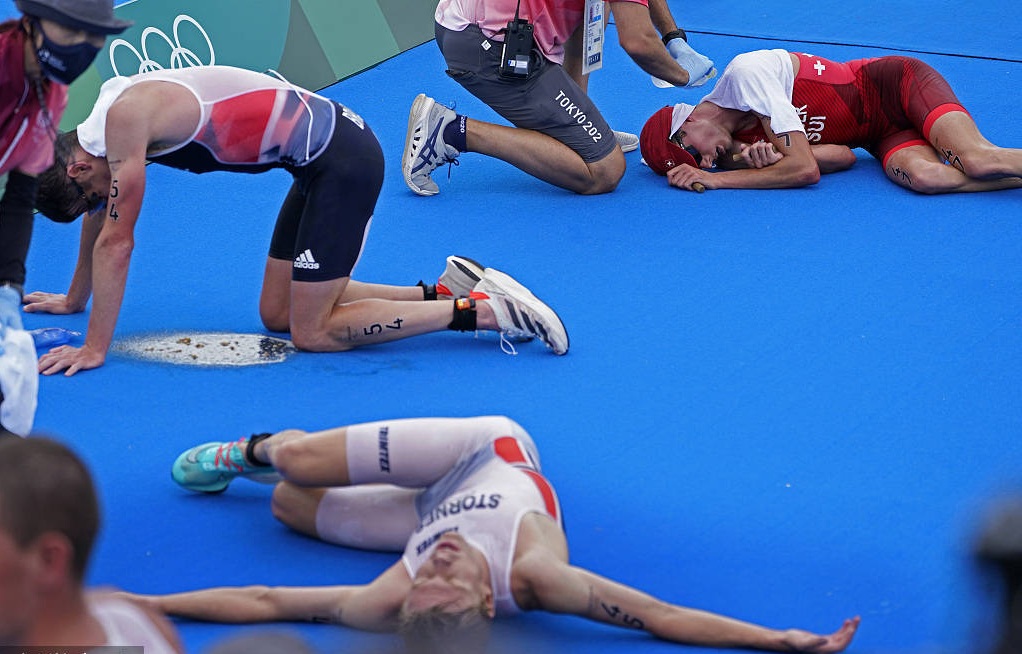 Các vận động viên lần lượt ngã quỵ xuống đất, có người nôn mửa, ngã quỵ sau trận chung kết ba môn phối hợp tại Thế vận hội Tokyo...vì nước quá bẩn