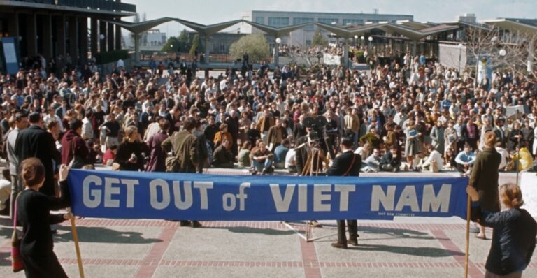 Chiến tranh Việt Nam – Những người hùng trong một quốc gia bị chia cắt