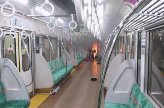 'Joker' đâm 17 người bị thương, phóng hỏa trên tàu điện Tokyo