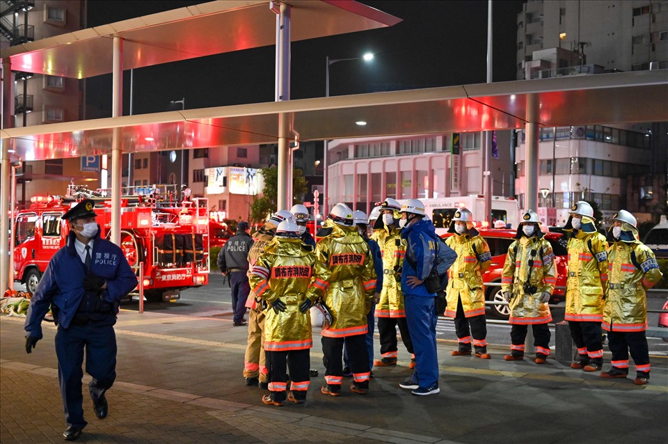 'Joker' đâm 17 người bị thương, phóng hỏa trên tàu điện Tokyo