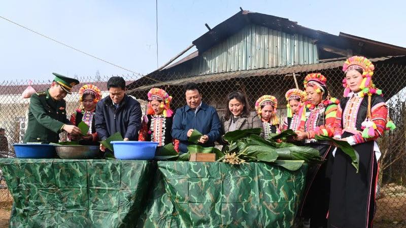 "XUÂN BIÊN PHÒNG ẤM LÒNG DÂN BẢN" ĐƯA HÀNG NGHÌN SUẤT QUÀ TẾT ĐẾN ĐỒNG BÀO VÙNG BIÊN