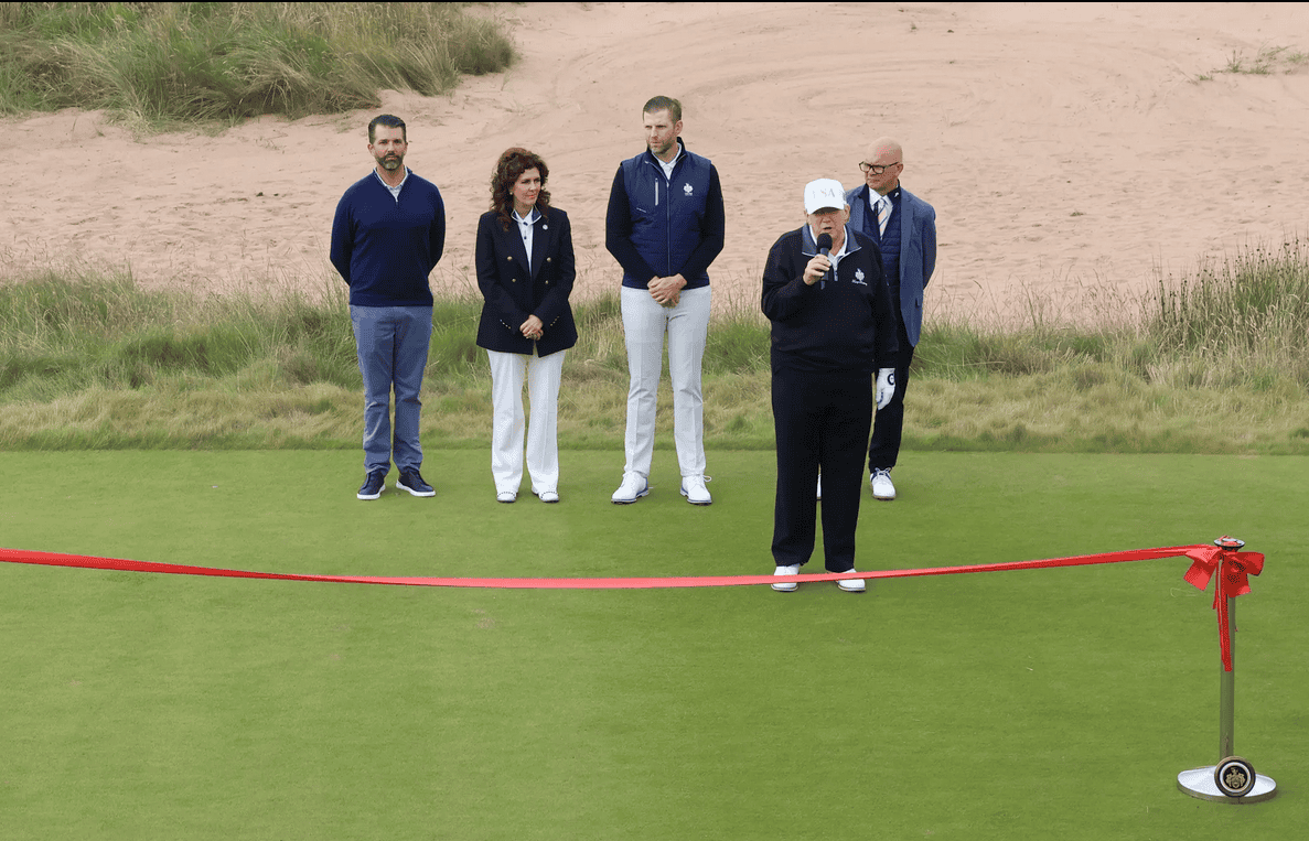 ĐẾ CHẾ KINH DOANH CỦA TRUMP ĐƯỢC LỢI RA SAO TỪ NHIỆM KỲ TỔNG THỐNG