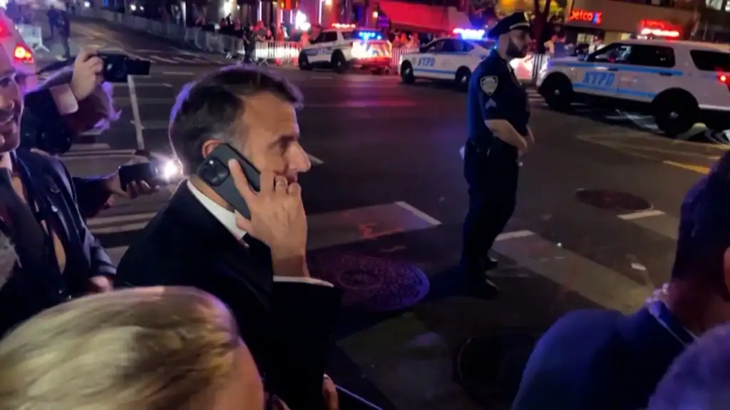  MACRON BỊ CẢNH SÁT NEW YORK CHẶN ĐƯỜNG, BUỘC PHẢI XUỐNG XE ĐI BỘ