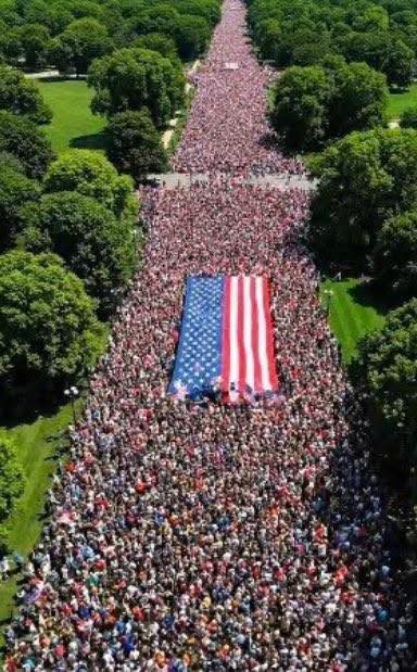 “KHÔNG VUA” Ở MỸ: HƠN 8 TRIỆU NGƯỜI XUỐNG ĐƯỜNG, NHƯNG CẢ THẾ GIỚI CƯỜI VÌ… CÁI GỌI LÀ DÂN CHỦ KIỂU MỸ?