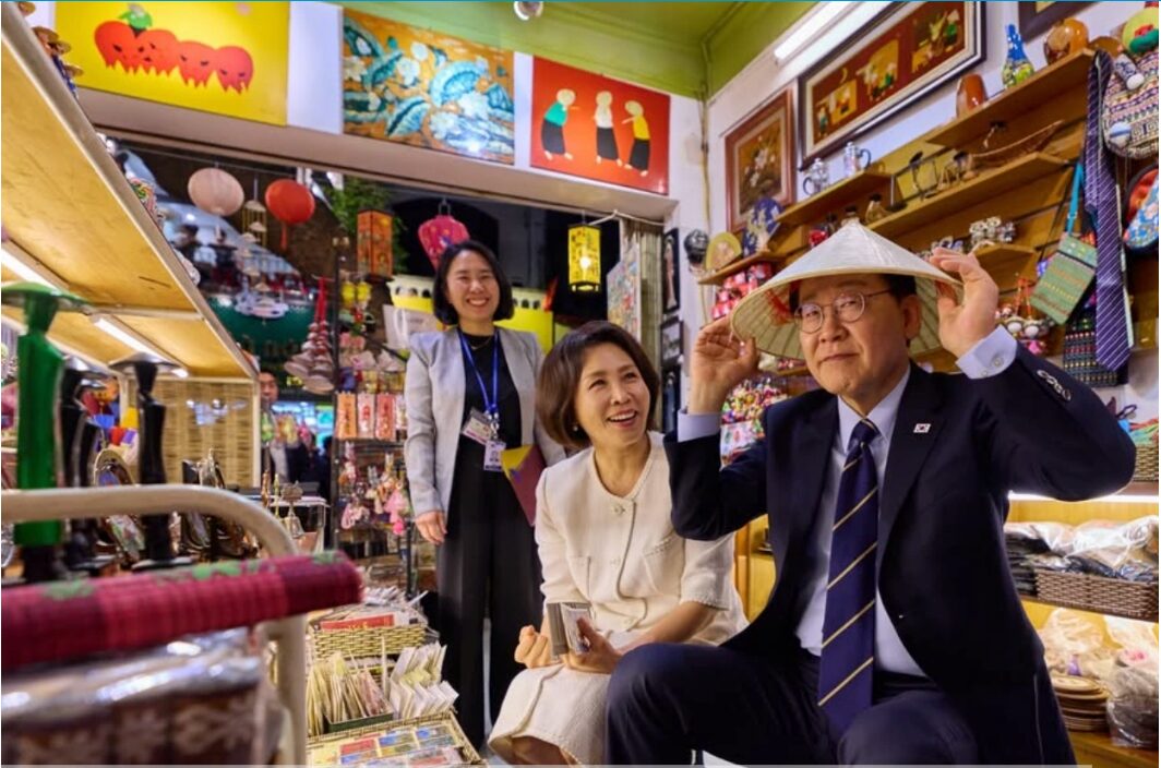 VỊ TỔNG THỐNG HÀN QUỐC THẢNH THƠI ĂN PHỞ, DẠO BỘ QUANH HỒ GƯƠM GIỮA LÒNG HÀ NỘI