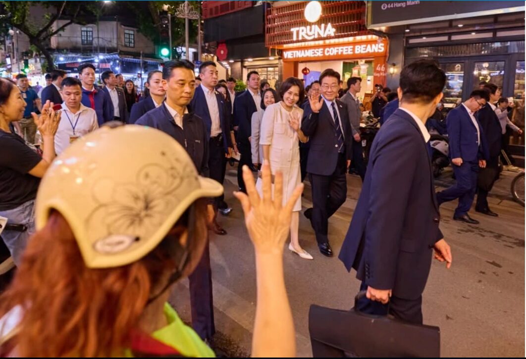 VỊ TỔNG THỐNG HÀN QUỐC THẢNH THƠI ĂN PHỞ, DẠO BỘ QUANH HỒ GƯƠM GIỮA LÒNG HÀ NỘI