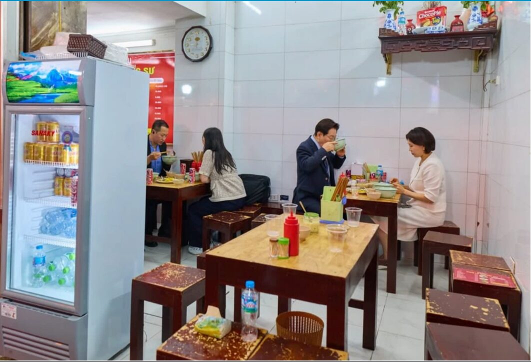 VỊ TỔNG THỐNG HÀN QUỐC THẢNH THƠI ĂN PHỞ, DẠO BỘ QUANH HỒ GƯƠM GIỮA LÒNG HÀ NỘI