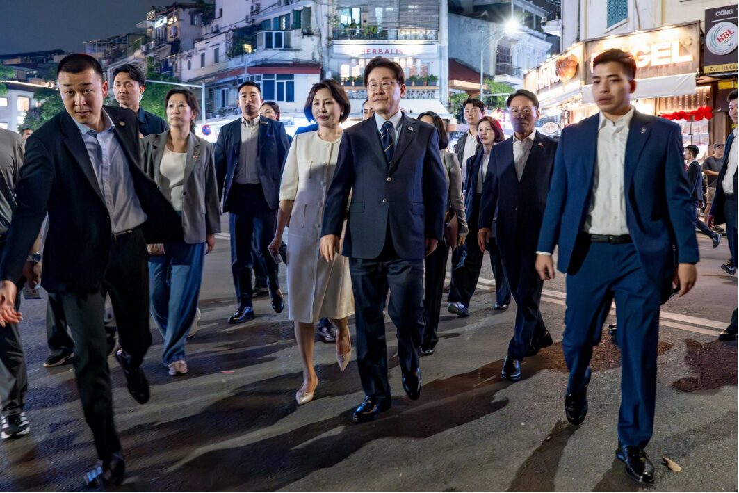 VỊ TỔNG THỐNG HÀN QUỐC THẢNH THƠI ĂN PHỞ, DẠO BỘ QUANH HỒ GƯƠM GIỮA LÒNG HÀ NỘI