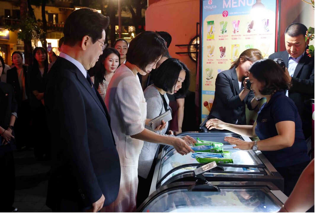 VỊ TỔNG THỐNG HÀN QUỐC THẢNH THƠI ĂN PHỞ, DẠO BỘ QUANH HỒ GƯƠM GIỮA LÒNG HÀ NỘI