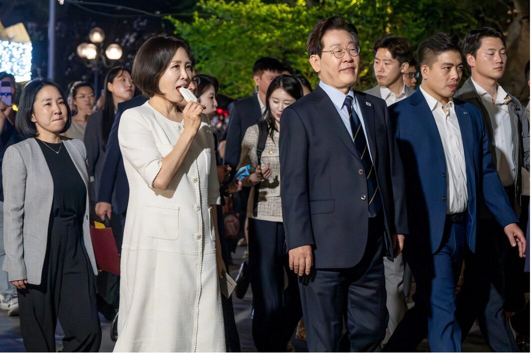 VỊ TỔNG THỐNG HÀN QUỐC THẢNH THƠI ĂN PHỞ, DẠO BỘ QUANH HỒ GƯƠM GIỮA LÒNG HÀ NỘI