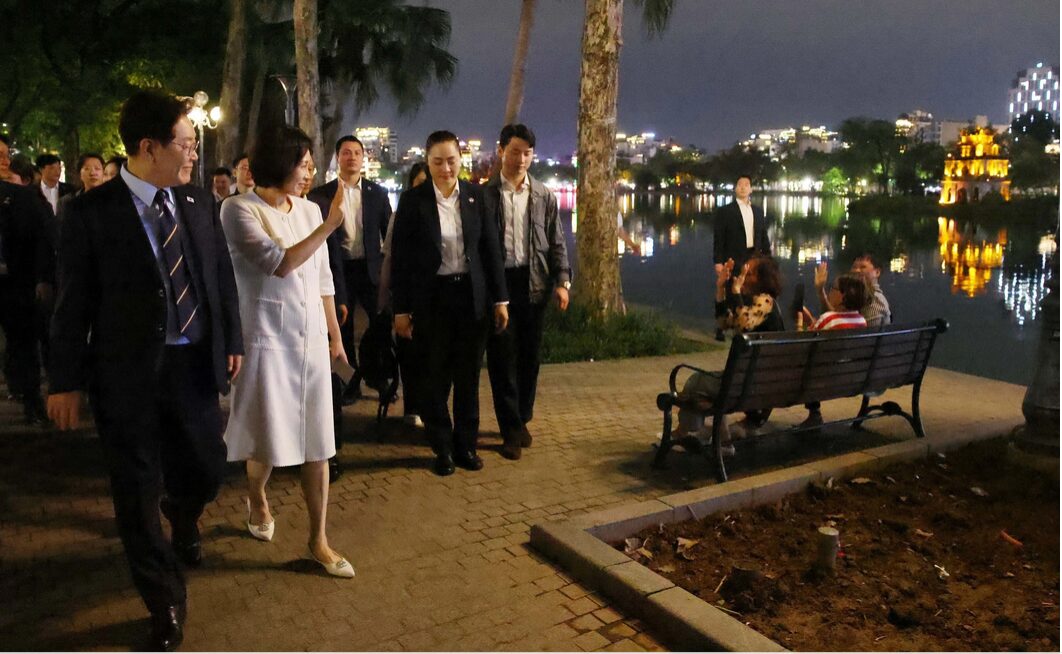 VỊ TỔNG THỐNG HÀN QUỐC THẢNH THƠI ĂN PHỞ, DẠO BỘ QUANH HỒ GƯƠM GIỮA LÒNG HÀ NỘI