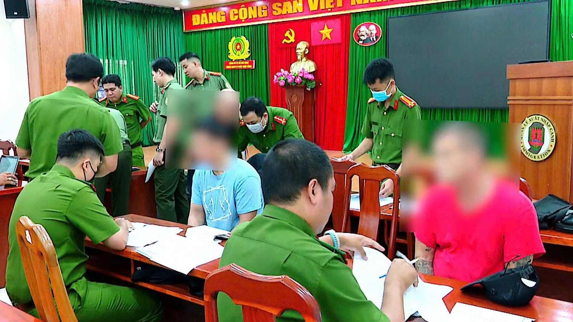 "SÓNG TRỤC XUẤT: 47 CÔNG DÂN VIỆT NAM TỪ MỸ Ồ ẠT VỀ NƯỚC TRONG MỘT NGÀY"