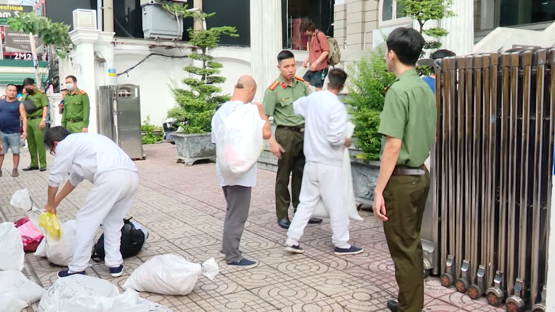 "SÓNG TRỤC XUẤT: 47 CÔNG DÂN VIỆT NAM TỪ MỸ Ồ ẠT VỀ NƯỚC TRONG MỘT NGÀY"
